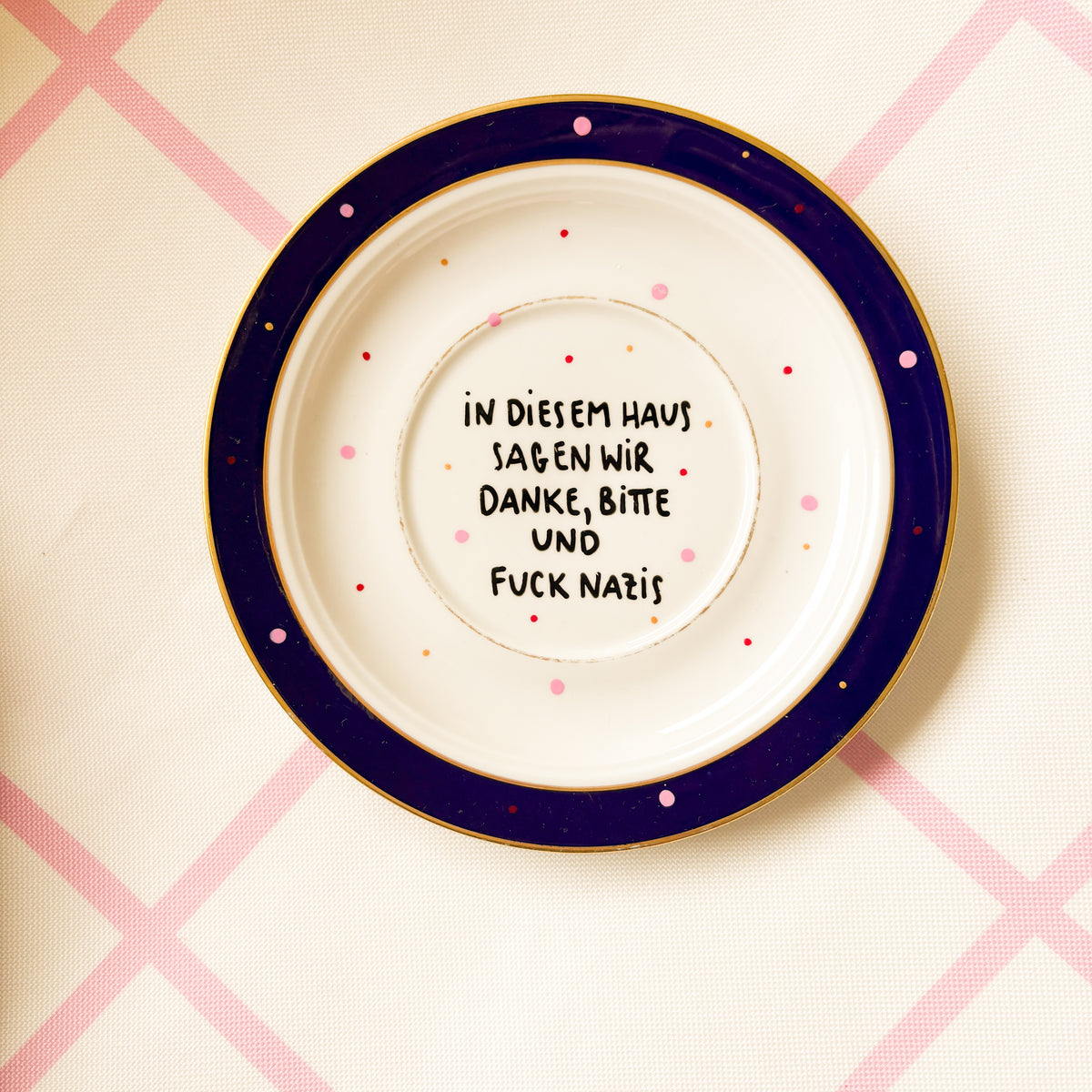 Vintage Wandteller "IN DIESEM HAUS SAGEN WIR DANKE, BITTE UND FUCK NAZIS“– handbemalte Statement-Wanddeko aus Porzellan