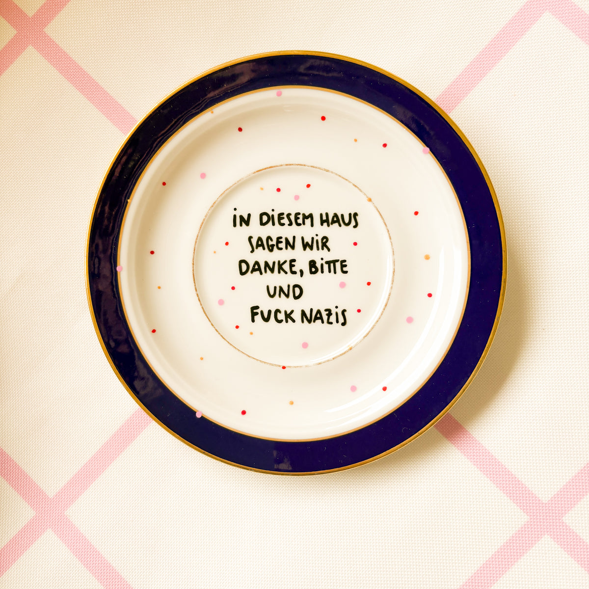 Vintage Wandteller "IN DIESEM HAUS SAGEN WIR DANKE, BITTE UND FUCK NAZIS“– handbemalte Statement-Wanddeko aus Porzellan