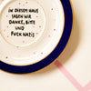 Vintage Wandteller "IN DIESEM HAUS SAGEN WIR DANKE, BITTE UND FUCK NAZIS“– handbemalte Statement-Wanddeko aus Porzellan