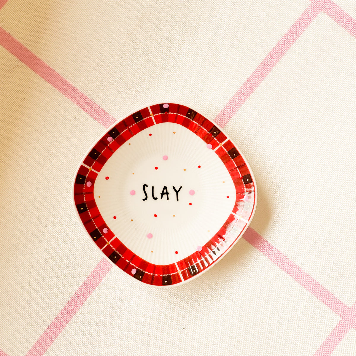 Vintage Wandteller "SLAY“– handbemalte Statement-Wanddeko aus Porzellan