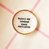 Vintage Wandteller "PLS ASK SOMEONE MORE MOTIVATED"– handbemalte Statement-Wanddeko aus Porzellan
