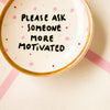 Vintage Wandteller "PLS ASK SOMEONE MORE MOTIVATED"– handbemalte Statement-Wanddeko aus Porzellan