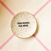 Vintage Wandteller "KEIN KUCHEN FÜR NAZIS"– handbemalte Statement-Wanddeko aus Porzellan