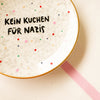 Vintage Wandteller "KEIN KUCHEN FÜR NAZIS"– handbemalte Statement-Wanddeko aus Porzellan