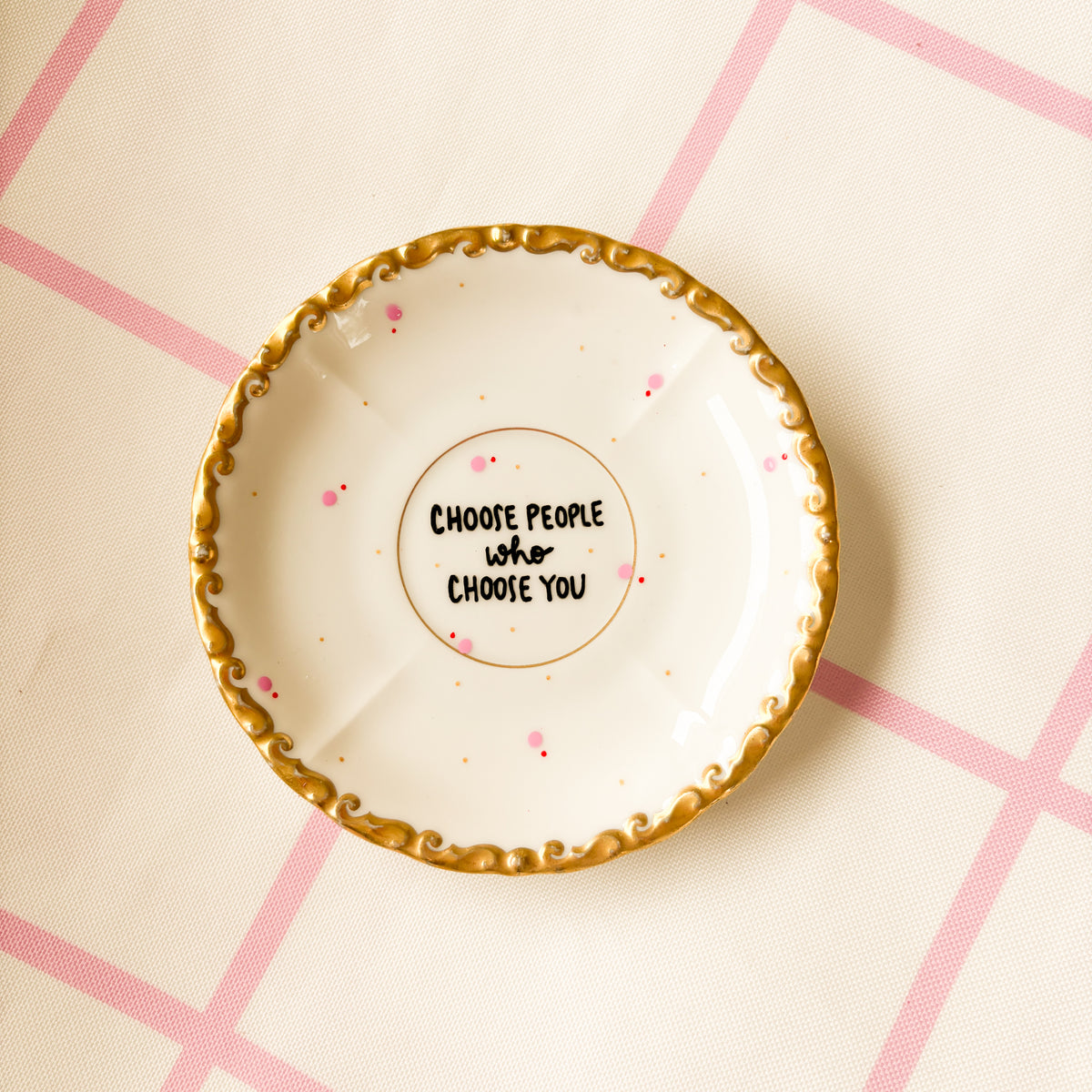 Vintage Wandteller "CHOOSE PEOPLE WHO CHOOSE YOU"– handbemalte Statement-Wanddeko aus Porzellan