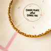 Vintage Wandteller "CHOOSE PEOPLE WHO CHOOSE YOU"– handbemalte Statement-Wanddeko aus Porzellan