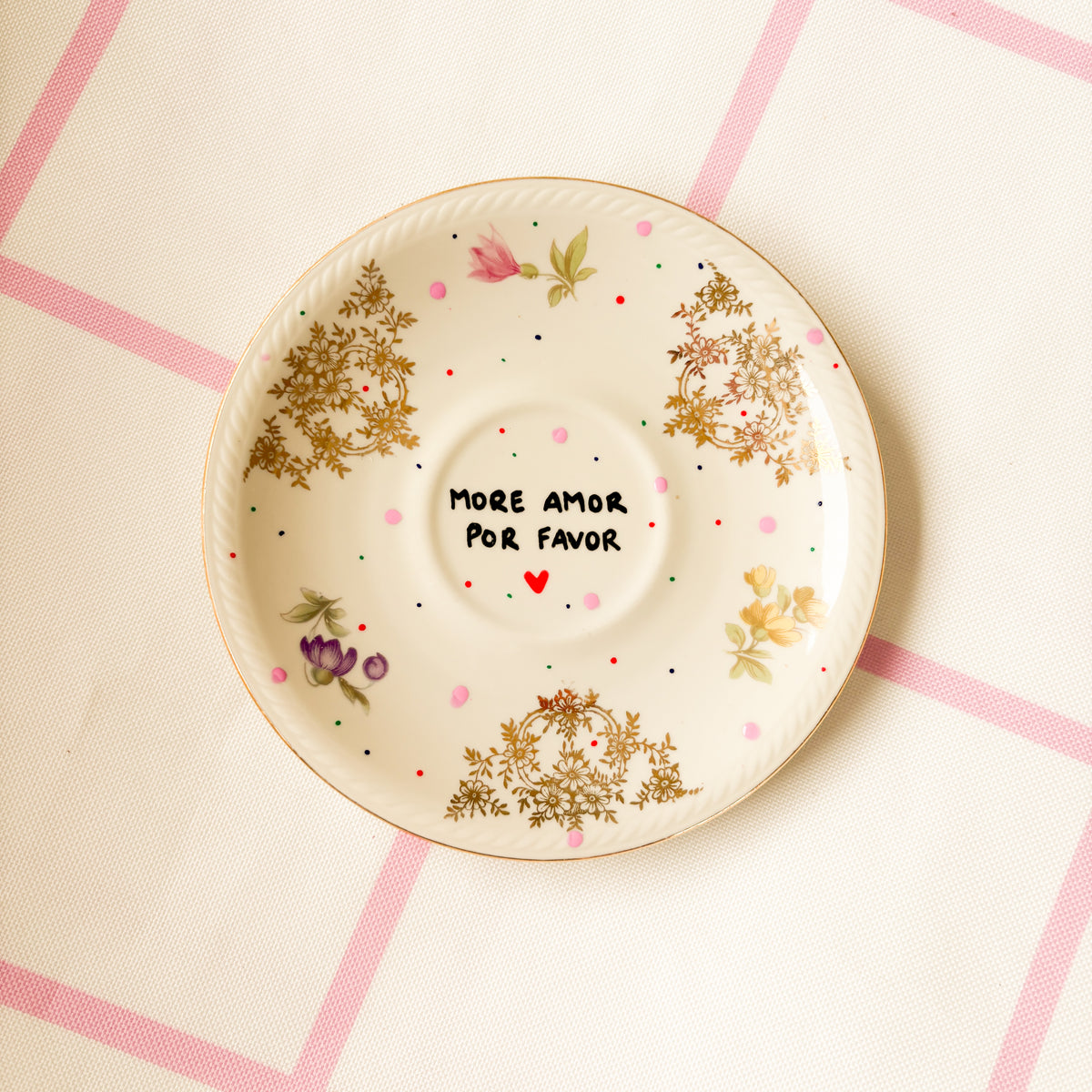Vintage Wandteller "MORE AMOR POR FAVOR"– handbemalte Statement-Wanddeko aus Porzellan