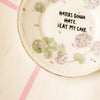 Vintage Wandteller "HATERS GONNA BATE. I GONNA EAT MY CAKE"– handbemalte Statement-Wanddeko aus Porzellan