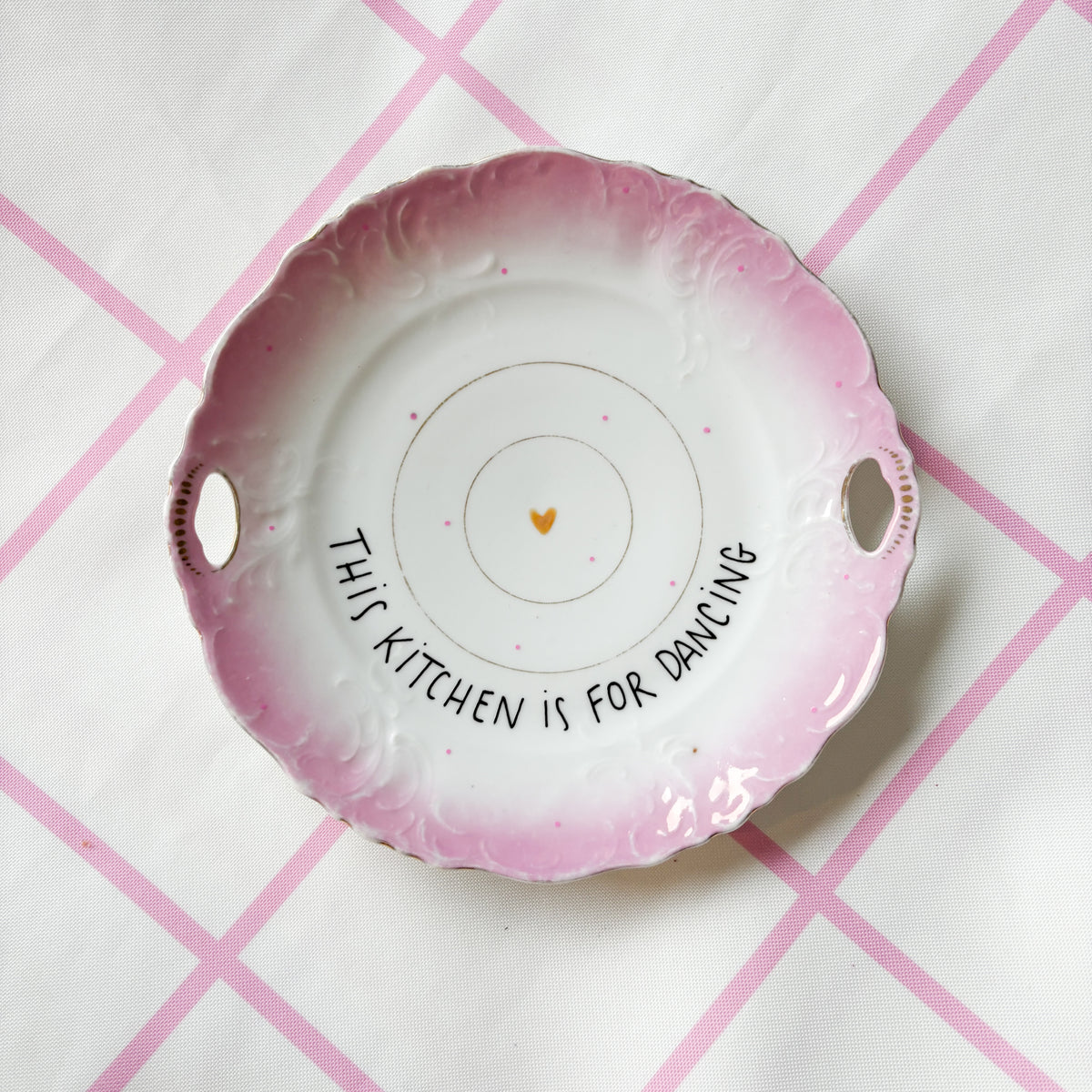 Vintage Wandteller "THIS KITCHEN IS FOR DANCING"– handbemalte Statement-Wanddeko aus Porzellan