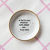 Vintage Wandteller "IN DIESEM HAUS SAGEN WIR BITTE,DANKE UND FUCK NAZIS"– handbemalte Statement-Wanddeko aus Porzellan