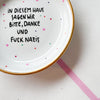Vintage Wandteller "IN DIESEM HAUS SAGEN WIR BITTE,DANKE UND FUCK NAZIS"– handbemalte Statement-Wanddeko aus Porzellan
