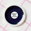 Vintage Wandteller "UND WAS IST WENN WIR HEUTE BLAU MACHEN?"– handbemalte Statement-Wanddeko aus Porzellan