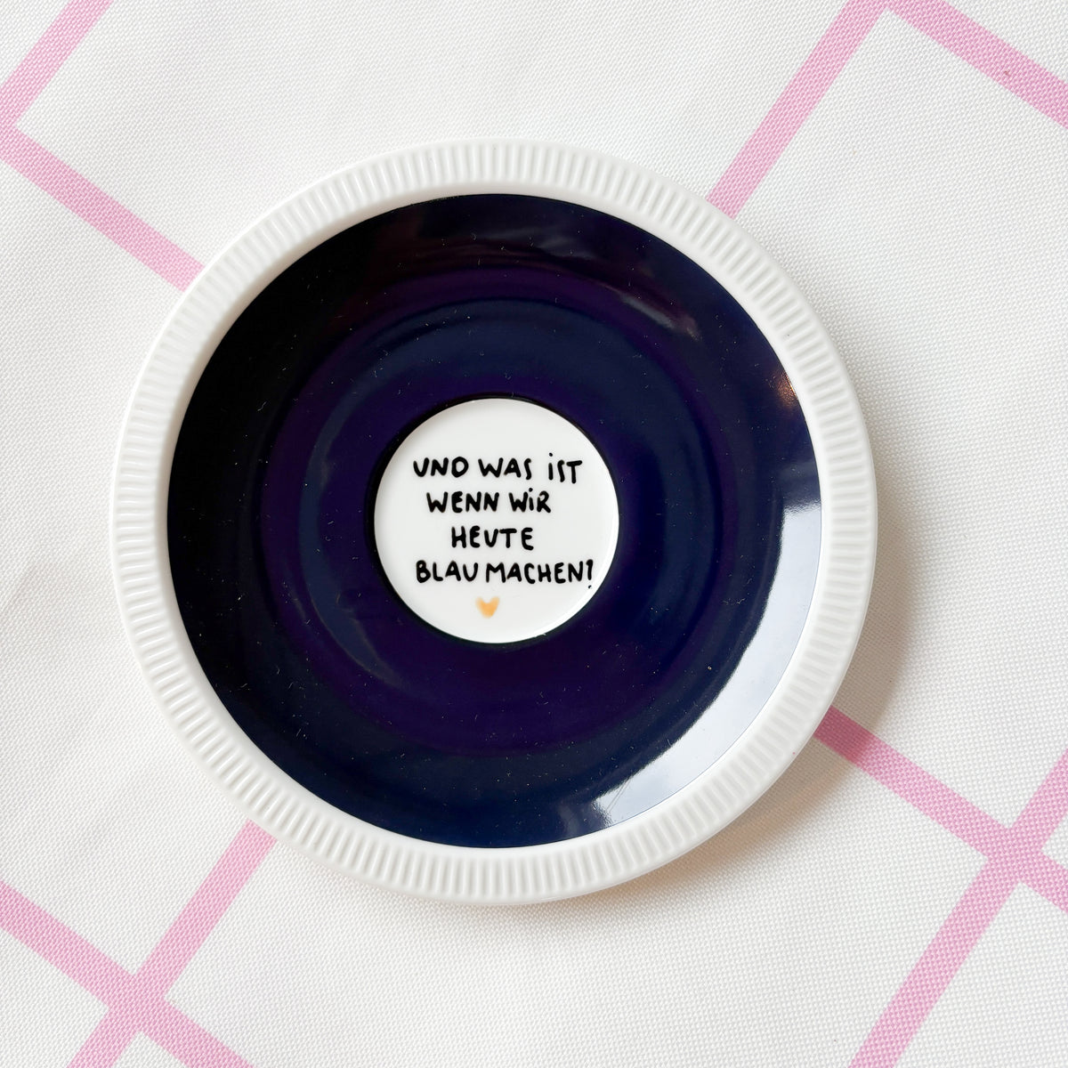 Vintage Wandteller "UND WAS IST WENN WIR HEUTE BLAU MACHEN?"– handbemalte Statement-Wanddeko aus Porzellan