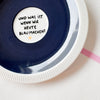 Vintage Wandteller "UND WAS IST WENN WIR HEUTE BLAU MACHEN?"– handbemalte Statement-Wanddeko aus Porzellan