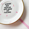 Vintage Wandteller "IN DIESEM HAUS SAGEN WIR BITTE,DANKE UND FUCK NAZIS"– handbemalte Statement-Wanddeko aus Porzellan