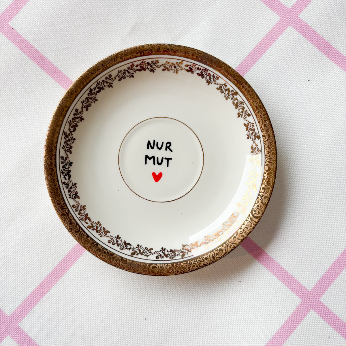 Vintage Wandteller "NUR MUT"– handbemalte Statement-Wanddeko aus Porzellan