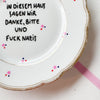 Vintage Wandteller "IN DIESEM HAUS SAGEN WIR DANKE,BITTE UND FUCK NAZIS"– handbemalte Statement-Wanddeko aus Porzellan