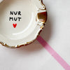 Vintage Wandteller "NUR MUT"– handbemalte Statement-Wanddeko aus Porzellan