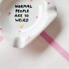 Vintage Wandteller "NORMAL PEOPLE ARE SO WEIRD"– handbemalte Statement-Wanddeko aus Porzellan
