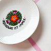 Vintage Wandteller "ICH MUSS GAR NIX"– handbemalte Statement-Wanddeko aus Porzellan
