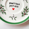 Vintage Wandteller "DON´T TALK JUST KISS"– handbemalte Statement-Wanddeko aus Porzellan