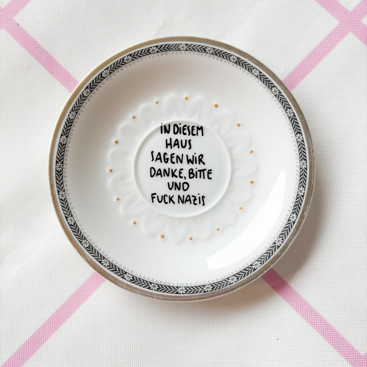 Vintage Wandteller "IN DIESEM HAUS SAGEN WIR DANKE,BITTE UND FUCK NAZIS"– handbemalte Statement-Wanddeko aus Porzellan