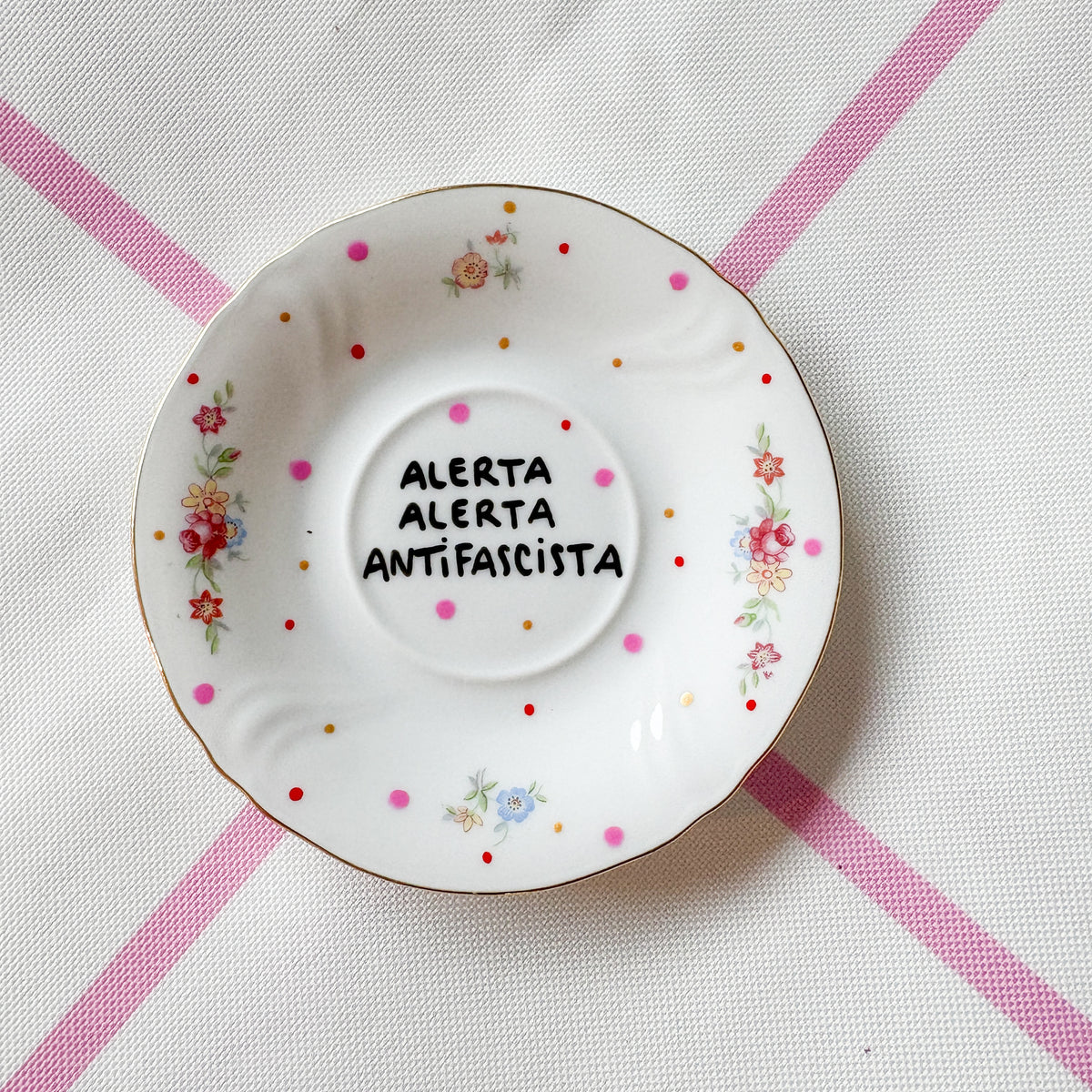 Vintage Wandteller "ALERTA ALERTA ANTIFASCISTA"– handbemalte Statement-Wanddeko aus Porzellan