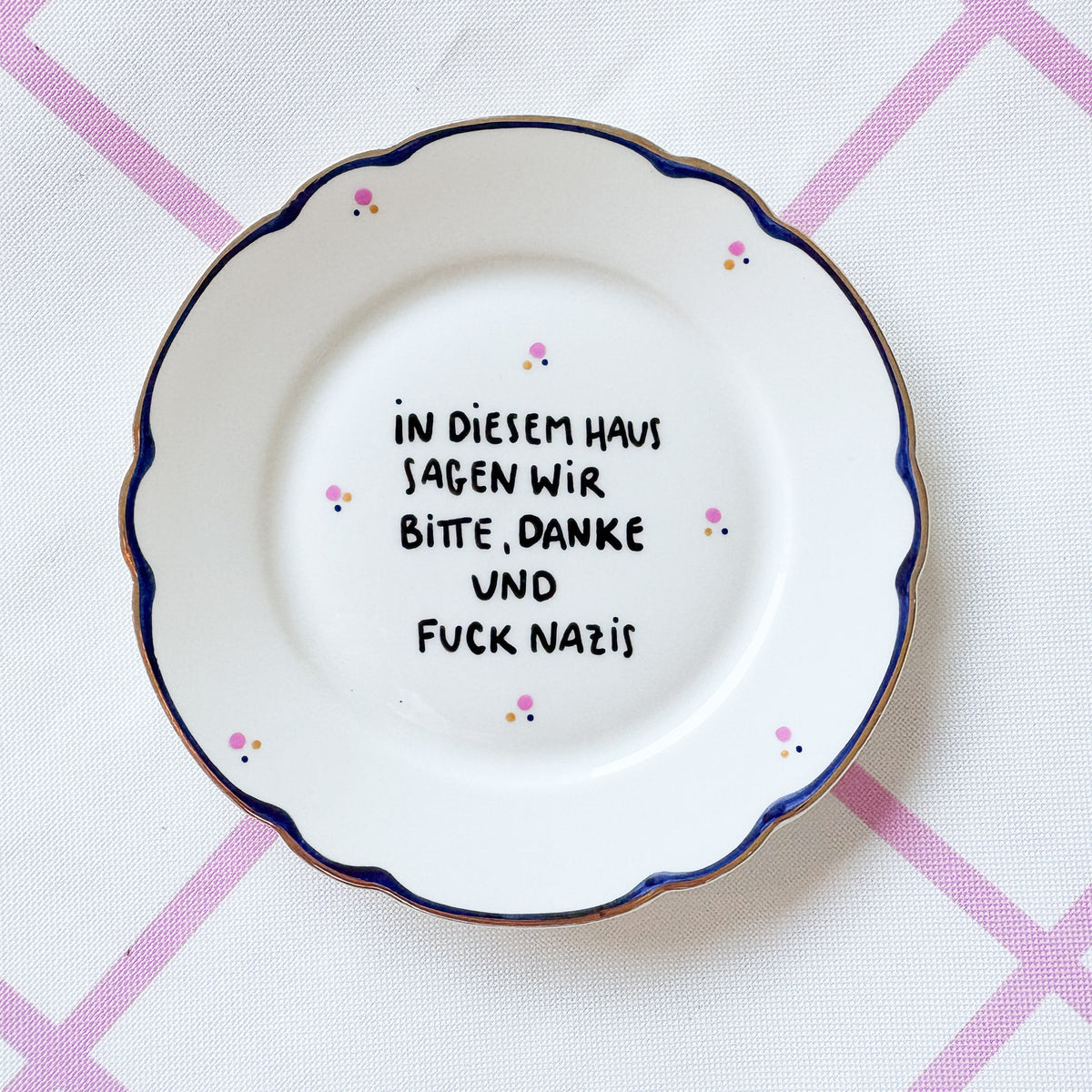 Vintage Wandteller "IN DIESEM HAUS SAGEN WIR DANKE,BITTE UND FUCK NAZIS"– handbemalte Statement-Wanddeko aus Porzellan