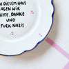 Vintage Wandteller "IN DIESEM HAUS SAGEN WIR DANKE,BITTE UND FUCK NAZIS"– handbemalte Statement-Wanddeko aus Porzellan