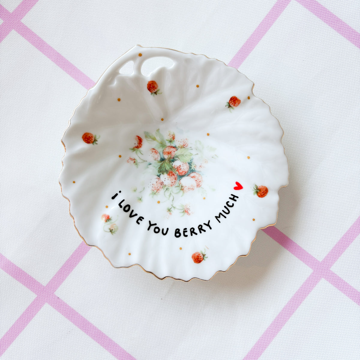 Vintage Wandteller "I LOVE YOU BERRY MUCH"– handbemalte Statement-Wanddeko aus Porzellan