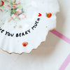 Vintage Wandteller "I LOVE YOU BERRY MUCH"– handbemalte Statement-Wanddeko aus Porzellan