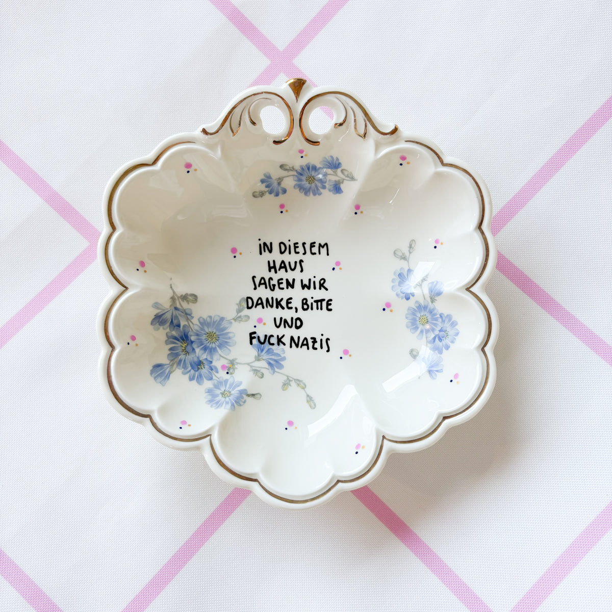 Vintage Wandteller "IN DIESEM HAUS SAGEN WIR DANKE,BITTE UND FUCK NAZIS"– handbemalte Statement-Wanddeko aus Porzellan