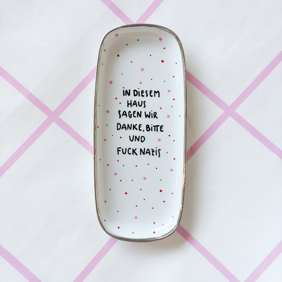 Vintage Wandteller "IN DIESEM HAUS SAGEN WIR DANKE,BITTE UND FUCK NAZIS"– handbemalte Statement-Wanddeko aus Porzellan