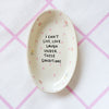 Vintage Wandteller " I CAN´T LIVE, LOVE,LAUGH UNDER THESE CONDITIONS"– handbemalte Statement-Wanddeko aus Porzellan