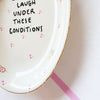 Vintage Wandteller " I CAN´T LIVE, LOVE,LAUGH UNDER THESE CONDITIONS"– handbemalte Statement-Wanddeko aus Porzellan