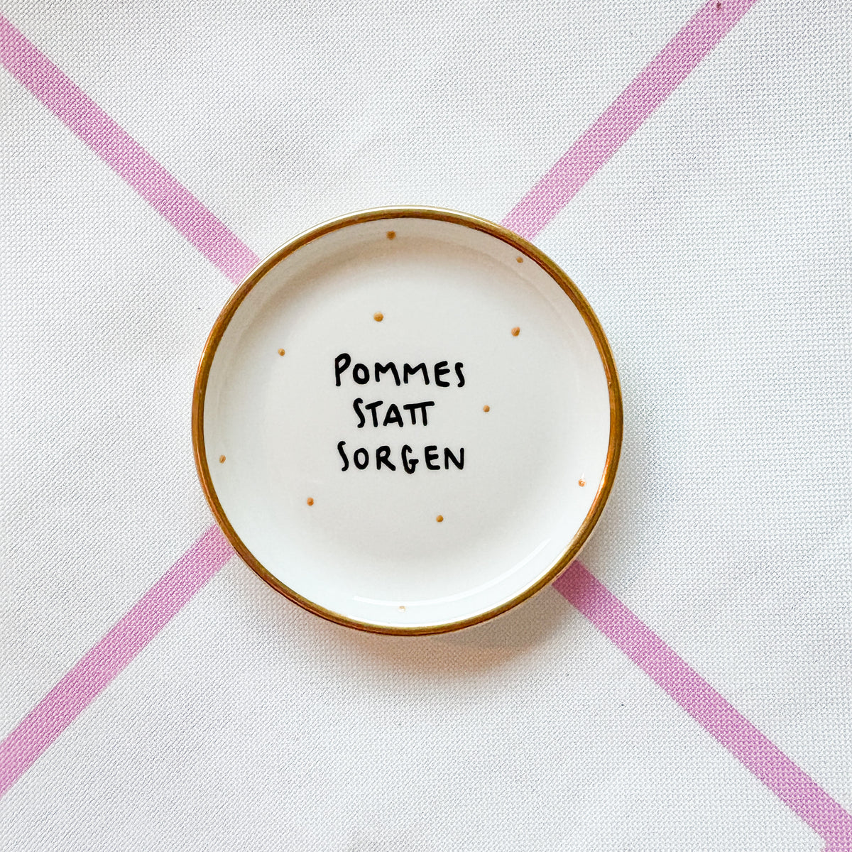 Vintage Wandteller "POMMES STATT SORGEN"– handbemalte Statement-Wanddeko aus Porzellan