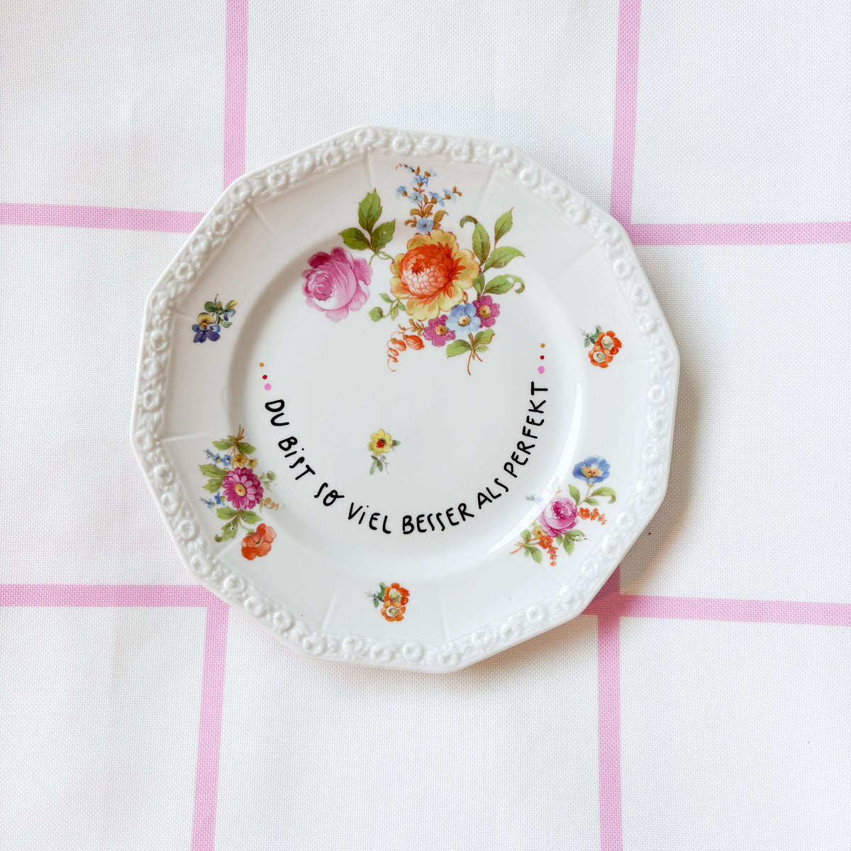 Vintage Wandteller "DU BIST SO VIEL BESSER ALS PERFEKT"– handbemalte Statement-Wanddeko aus Porzellan