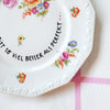 Vintage Wandteller "DU BIST SO VIEL BESSER ALS PERFEKT"– handbemalte Statement-Wanddeko aus Porzellan