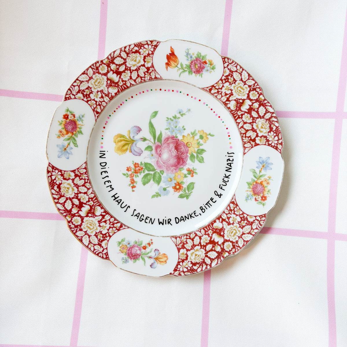 Vintage Wandteller "IN DIESEM HAUS SAGEN WIR DANKE,BITTE UND FUCK NAZIS"– handbemalte Statement-Wanddeko aus Porzellan