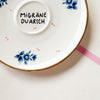 Vintage Wandteller "MIGRÄNE DU ARSCH“– handbemalte Statement-Wanddeko aus Porzellan