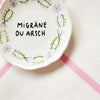 Vintage Wandteller "MIGRÄNE DU ARSCH“– handbemalte Statement-Wanddeko aus Porzellan