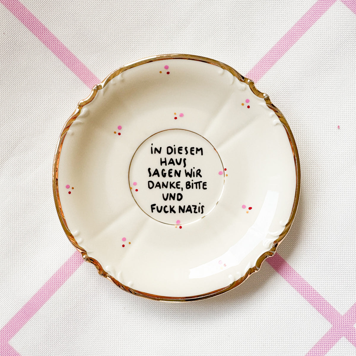 Vintage Wandteller "IN DIESEM HAUS SAGEN WIR DANKE,BITTE UND FUCK NAZIS" – handbemalte Statement-Wanddeko aus Porzellan