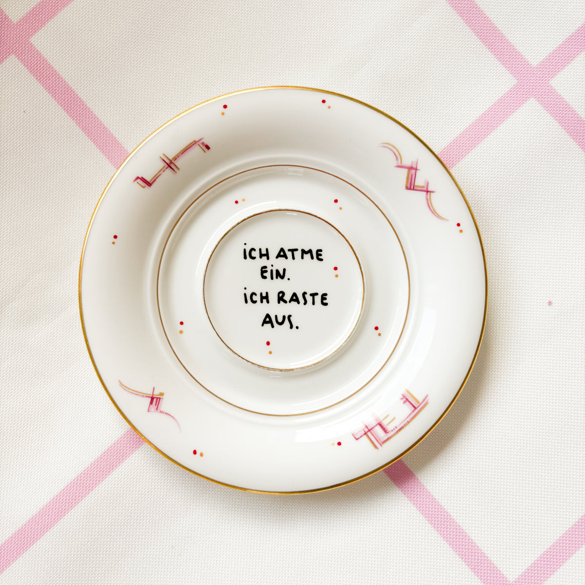 Vintage Wandteller "ICH ATME EIN.ICH RASTE AUS." – handbemalte Statement-Wanddeko aus Porzellan