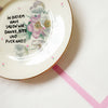 Vintage Wandteller "IN DIESEM HAUS SAGEN WIR DANKE,BITTE UND FUCK NAZIS" – handbemalte Statement-Wanddeko aus Porzellan