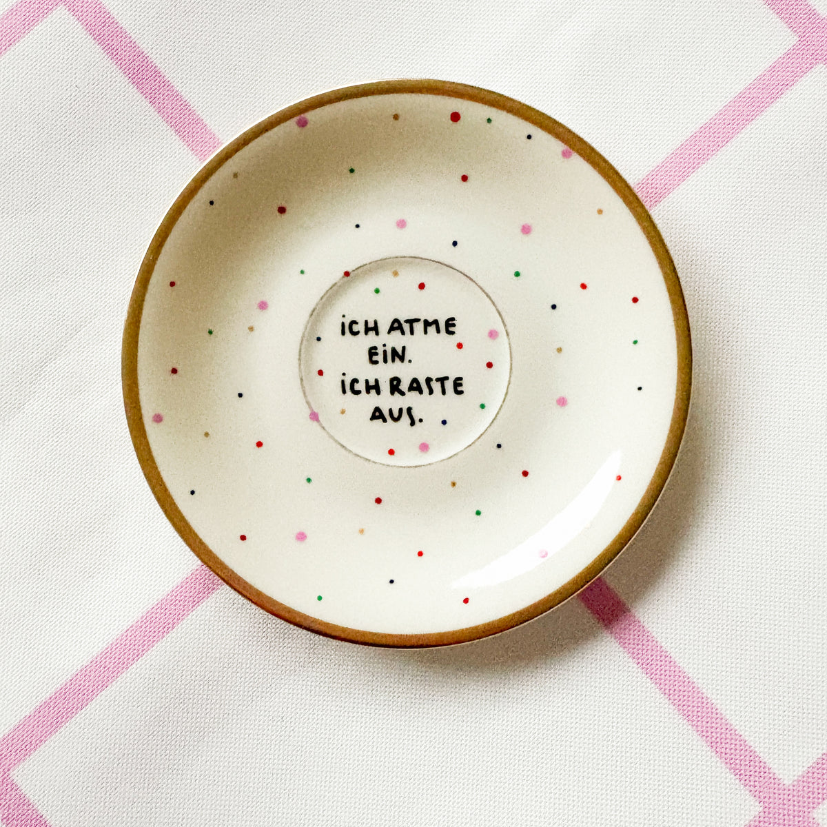 Vintage Wandteller "Ich atme ein.Ich raste aus." – handbemalte Statement-Wanddeko aus Porzellan
