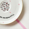 Vintage Wandteller "ALL BOOBS ARE BEAUTIFUL" – handbemalte Statement-Wanddeko aus Porzellan