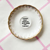 Vintage Wandteller "IN DIESEM HAUS SAGEN WIR DANKE,BITTE UNBD FUCK NAZIS" – handbemalte Statement-Wanddeko aus Porzellan