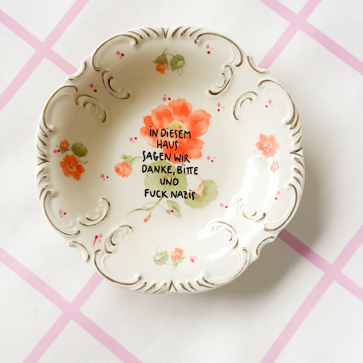 Vintage Wandteller "IN DIESEM HAUS SAGEN WIR DANKE,BITTE UND FUCK NAZIS" – handbemalte Statement-Wanddeko aus Porzellan