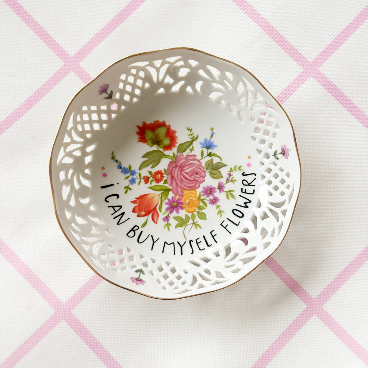 Vintage Wandteller "I CAN BUY MYSELF FLOWERS“– handbemalte Statement-Wanddeko aus Porzellan