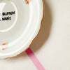 Vintage Wandteller "KEINE BLUMEN FÜR NAZIS" – handbemalte Statement-Wanddeko aus Porzellan